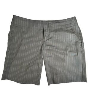 GAP Women's Size 4 Petite Gray Striped Mid-rise Bermuda‎ Shorts Pre-owned